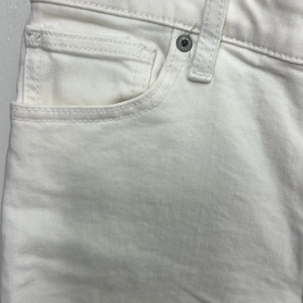 Lucky brand white denim Mid Rise short “Ava” Sz. 6/28, 6”inseam, 9“rise, EUC